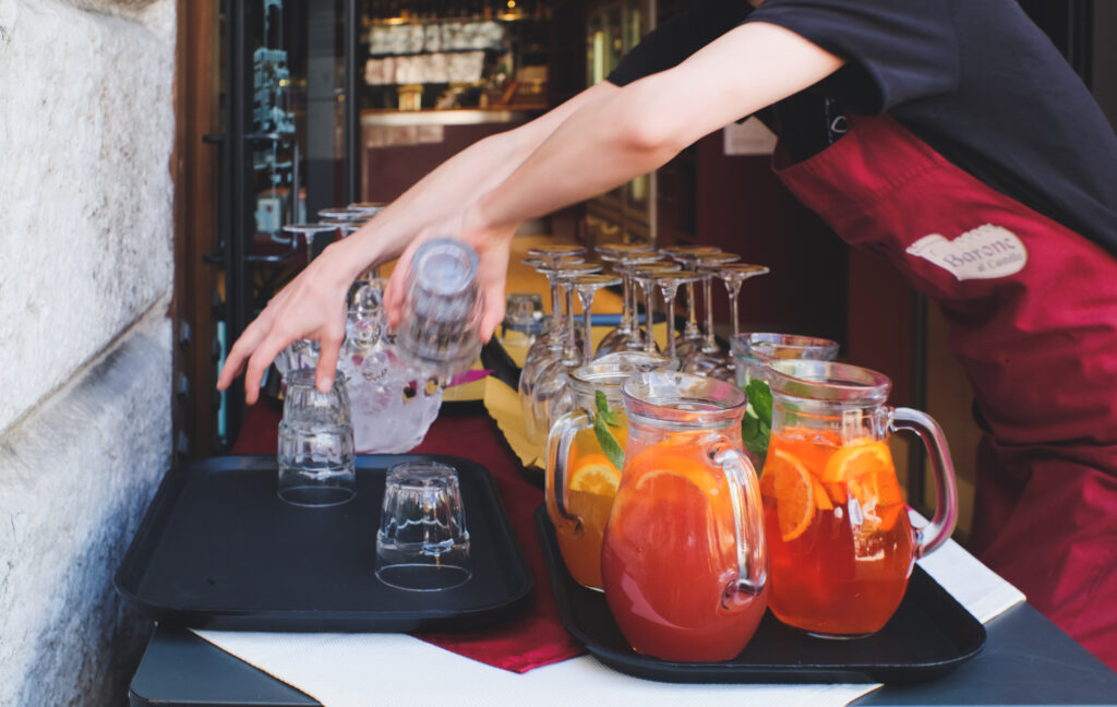 Un buffet organizzato dalla cooperativa Forchetta e Rastrello presso il Barone, caffetteria del Castello del Buonconsiglio a Trento